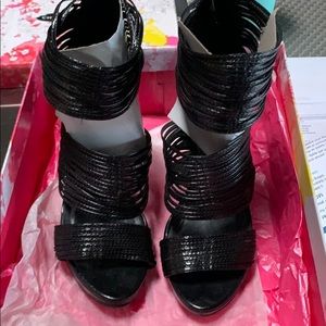 CHINESE LAUNDRY Black Let’s Go sandals
